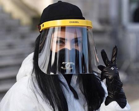 Fashionista Ukraine mặc đồ bảo hộ, đeo khẩu trang dự show diễn của Chanel