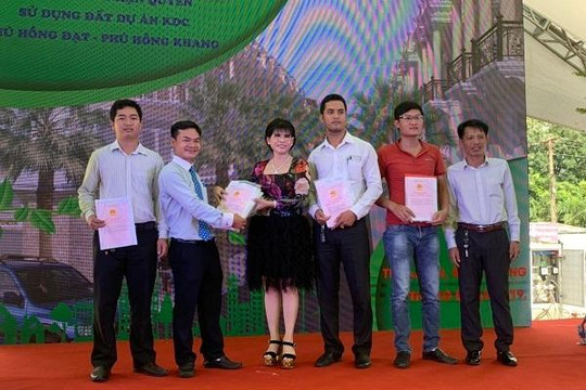 Bình Dương: Công ty TNHH Bất động sản Phú Hồng Thịnh trao sổ đỏ cho khách hàng tại hai dự án