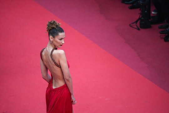 Những khoảnh khắc ấn tượng của 'quả bom sex' trên thảm đỏ Cannes 2019