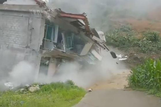 Khoảnh khắc kinh hoàng tòa nhà đổ sập vì lở đất ở Trung Quốc