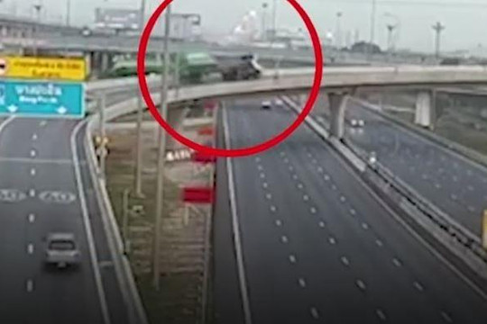 Mất lái khi ôm cua, xe container rơi khỏi cầu vượt cao 9 mét