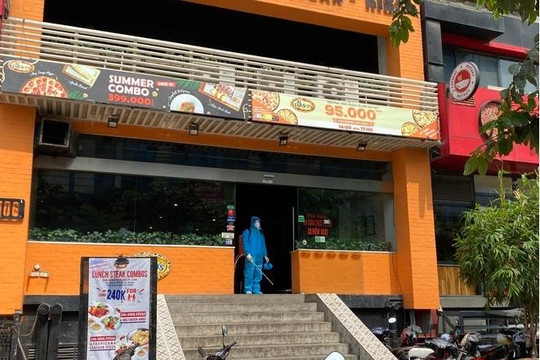 Phong tỏa quán pizza có ca nghi mắc COVID-19 ở Hà Nội