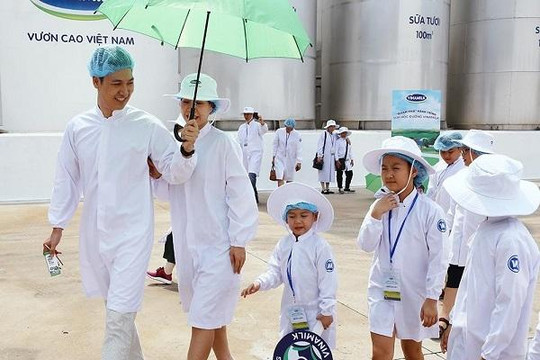 ‘Siêu’ nhà máy đón khách nhí tham quan dây chuyền sản xuất sữa học đường