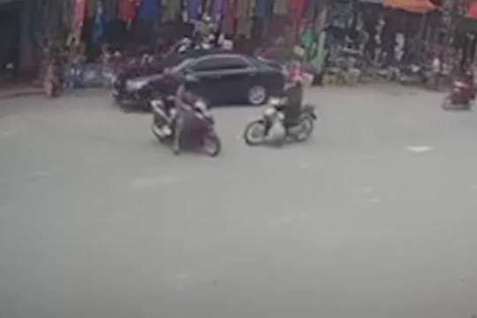 Nữ tài xế xe máy phóng nhanh đâm vào xe khác đang sang đường