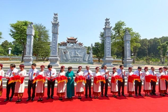 Thủ tướng Nguyễn Xuân Phúc dự lễ khánh thành đền thờ gia tiên Chủ tịch Hồ Chí Minh