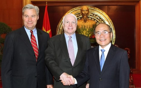 Ông John McCain sẽ đề nghị bỏ lệnh cấm bán vũ khí sát thương cho VN