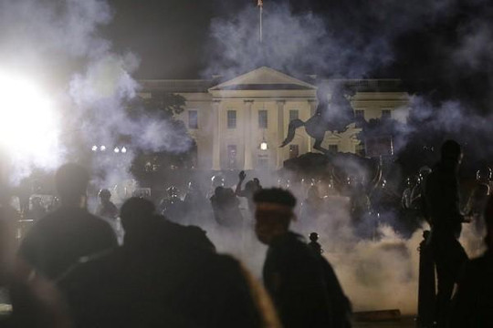 Cảnh sát Mỹ dùng vũ khí gì giải tán biểu tình?