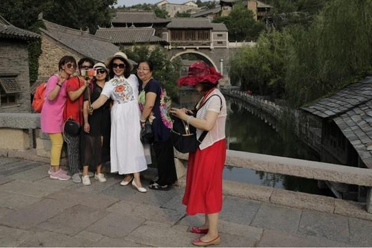 Ngành du lịch Trung Quốc nhận thêm cú sốc từ COVID-19