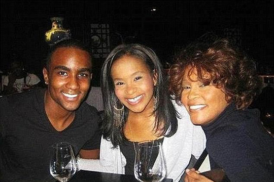 Con trai nuôi diva Whitney Houston qua đời do sốc thuốc