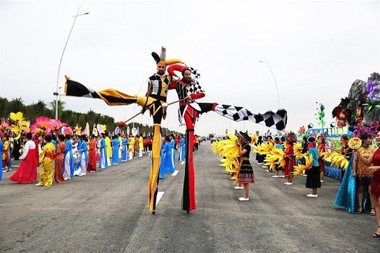 Tưng bừng màn diễu hành Carnaval dịp nghỉ lễ 30.4, 1.5 tại bờ biển Bãi Cháy