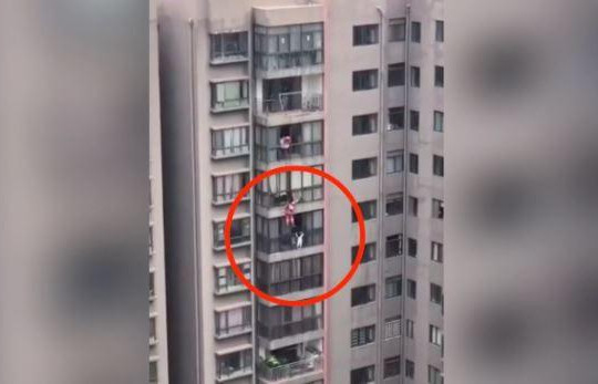 Clip lính cứu hỏa giải cứu cô gái treo lơ lửng trên tầng 13 chung cư