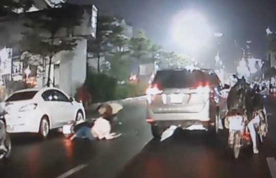 Người phụ nữ chở con nhỏ tạt đầu ô tô rồi ngã lăn ra đường