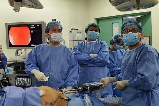 Bệnh viện Bình Dân hướng dẫn các bác sĩ Philippines mổ robot cắt dạ dày