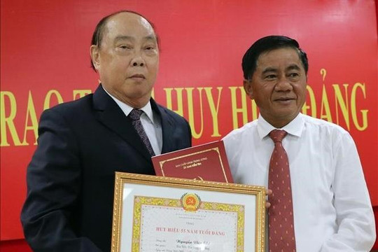 Ông Nguyễn Văn Chi nhận Huy hiệu 55 năm tuổi đảng