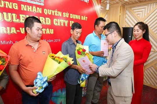 Việt Hưng Phát trao hàng trăm sổ hồng cho khách hàng tại Boulevard City Bà Rịa - Vũng Tàu