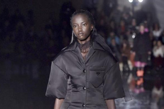Sau hơn 20 năm mới có người mẫu da đen mở màn show diễn của Prada