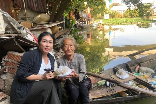 Nghệ sĩ Thanh Thuỷ nấu cơm cho người nghèo trong mùa dịch