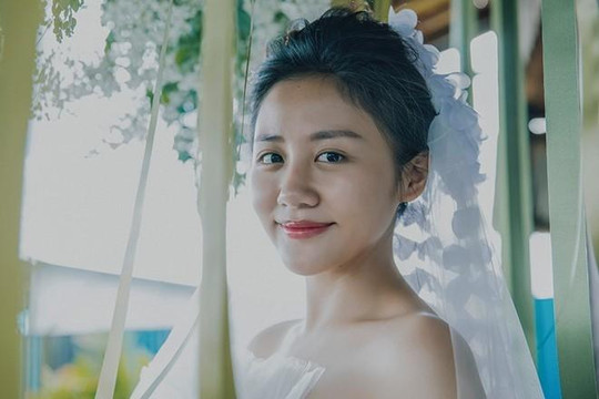 Văn Mai Hương hé lộ ảnh cưới giữa nghi vấn giấy kết hôn giả