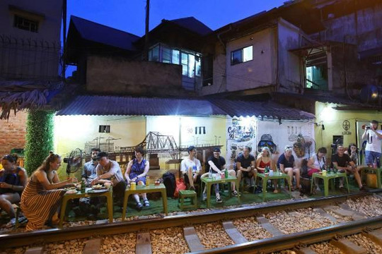 'Xóm đường tàu' lên đời thành điểm du lịch hấp dẫn ở Hà Nội