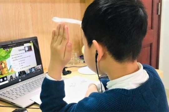 Bảo vệ đôi mắt cho trẻ học online