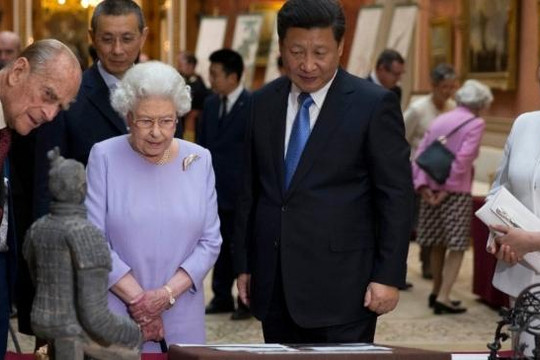 Lý do khiến Trung Quốc phải nhịn khi bị Nữ hoàng Anh chê thô lỗ