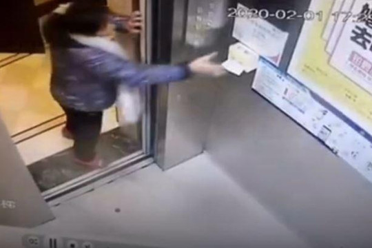 Người phụ nữ trộm khăn giấy ở thang máy chung cư