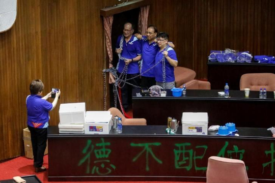 Không bằng lòng với đảng cầm quyền, Quốc dân đảng làm loạn tại nghị viện Đài Loan