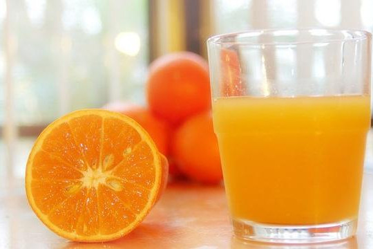 Uống nước cam sao cho đúng cách?