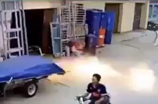 Clip nam thanh niên đi xe máy thoát khỏi vụ nổ trong tích tắc