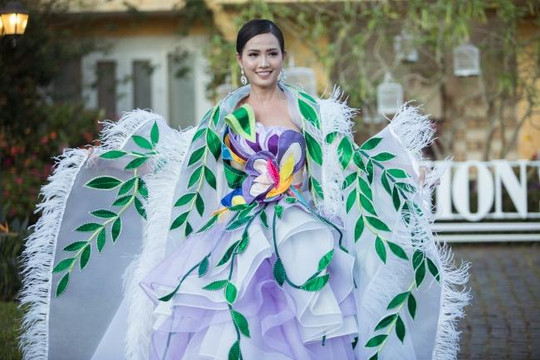 Phan Thị Mơ diện váy hoa khổng lồ làm vedette trên sàn diễn ở Đà Lạt