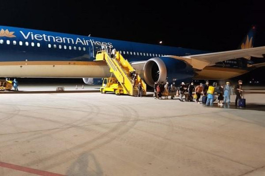 Chuyến bay đầu tiên đưa 300 công dân Việt Nam từ khu vực Trung Đông về nước