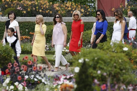 3 ngày dự G7, đệ nhất phu nhân Pháp chỉ mặc đồ của Louis Vuitton