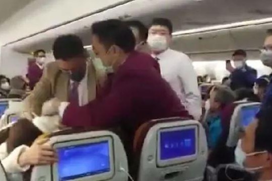 Cố tình ho vào tiếp viên hàng không, người phụ nữ Trung Quốc bị khóa đầu