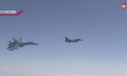 Tiêm kích Su-27 Nga nghiêng cánh khoe tên lửa, ‘dằn mặt’ máy bay Mỹ