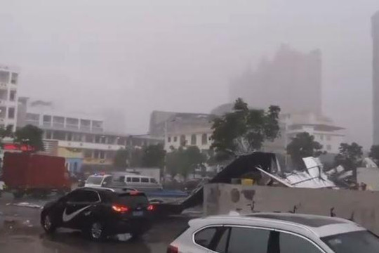 Gió mạnh thổi bay mái nhà xuống đường khiến nhiều người bị thương