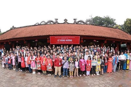 Hà Nội: Hàng trăm học sinh làm lễ dâng hương tại Văn Miếu-Quốc Tử Giám