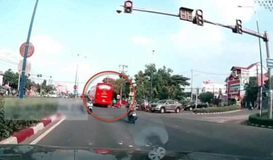 Clip xe khách Phương Trang vượt đèn đỏ tông phụ nữ rồi bỏ chạy: Phạt thế nào?