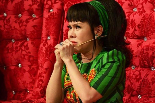 Việt Hương cúi đầu xin lỗi khán giả, tự phạt mình vì diễn hài tục tĩu gây phẫn nộ