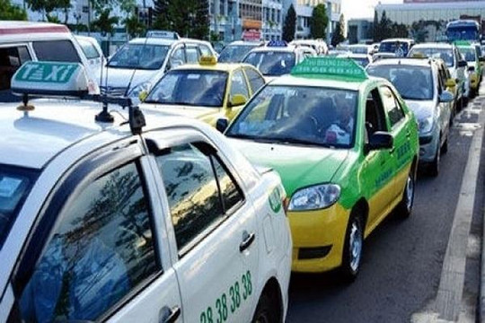 Bộ GTVT lại đề xuất gắn mào ‘xe hợp đồng’ trên nóc taxi công nghệ