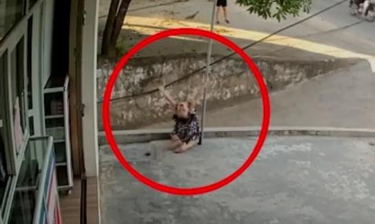 Lạnh gáy clip bé gái ở Hà Nội bị điện giật ngửa cổ, bà bầu giải cứu đúng cách