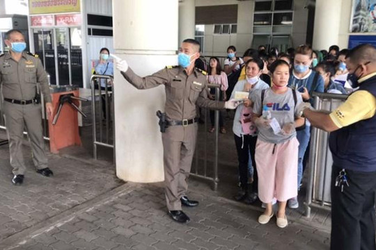 Bùng phát COVID-19, Thái Lan mở cửa biên giới cho người lao động Việt Nam sang Lào