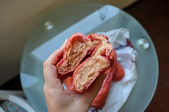 Bánh mì thanh long của 'vua bánh mì' gây ấn tượng với phóng viên quốc tế