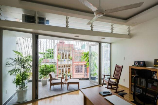 Ngôi nhà ở Sài Gòn có lối thiết kế thông gió tự nhiên, giảm thiểu điều hòa nhiệt độ