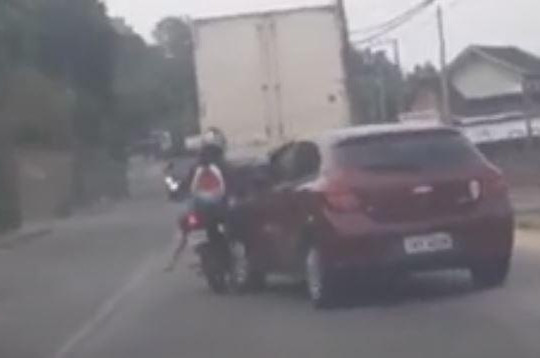 Tranh cãi vì va chạm giao thông, tài xế lái ô tô chèn lên người phụ nữ