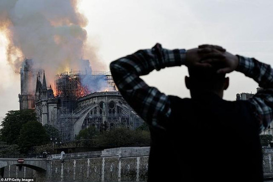 Những hình ảnh khiến người yêu du lịch sốc về vụ cháy Nhà thờ Đức Bà Paris