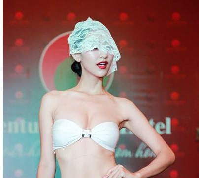 Hà Thu và các người đẹp 'Hoa hậu trái đất' che mặt khi diễn bikini