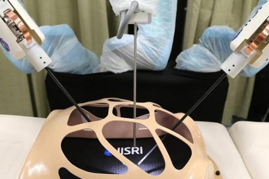 Chế tạo được robot phẫu thuật có phản ứng xúc giác