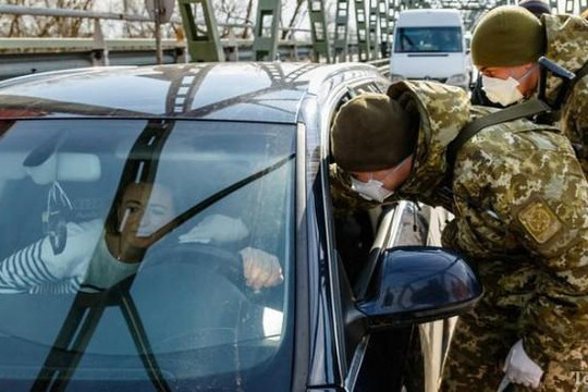 Ukraine đo nhiệt độ của tất cả người qua lại biên giới để chặn Covid-19
