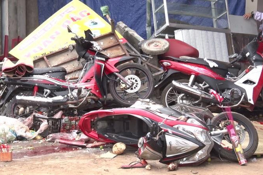 Tai nạn liên hoàn 4 ô tô khiến xe tải lao vào chợ, 5 người tử vong