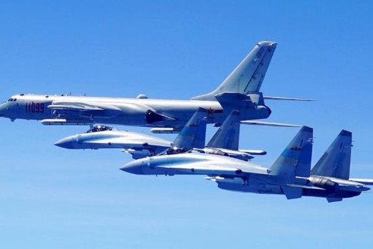 Máy bay ném bom Trung Quốc đến Biển Đông, Philippines ‘chờ xem’